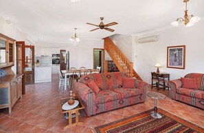 Smart TV, fireplace, video games, table tennis - Home with stunning views in Hunter Valley. 10pp hot tub spa & Tesla charger (Mount Rivers)