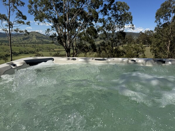 Ein Whirlpool, umgeben von Bäumen und einer Berglandschaft.