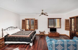 4 bedrooms, in-room safe, desk, iron/ironing board - Home with stunning views in Hunter Valley. 10pp hot tub spa & Tesla charger (Mount Rivers)