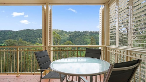 Home with stunning views in Hunter Valley. 10pp hot tub spa & Tesla charger