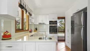 Frigorífico, microondas, horno y placa de cocina