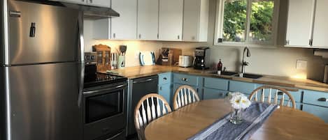 Een koelkast, een microgolfoven, een oven, een kookplaat
