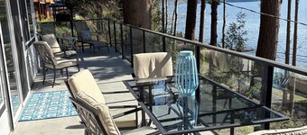 Lake Whatcom Summer home, 100' private beach, paddle boards and kayaks!
