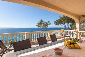 Terrace/patio - Far Alcanada. Spectacular villa facing the sea in Alcanada (Alcúdia (Alcanada))