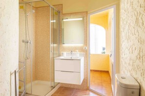 Baignoire, sèche-cheveux, serviettes fournies