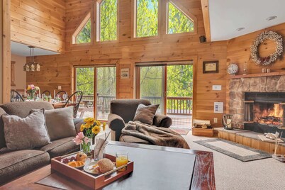 Massive Log Cabin, 8 acres, Hot Tub, Sauna Firepit