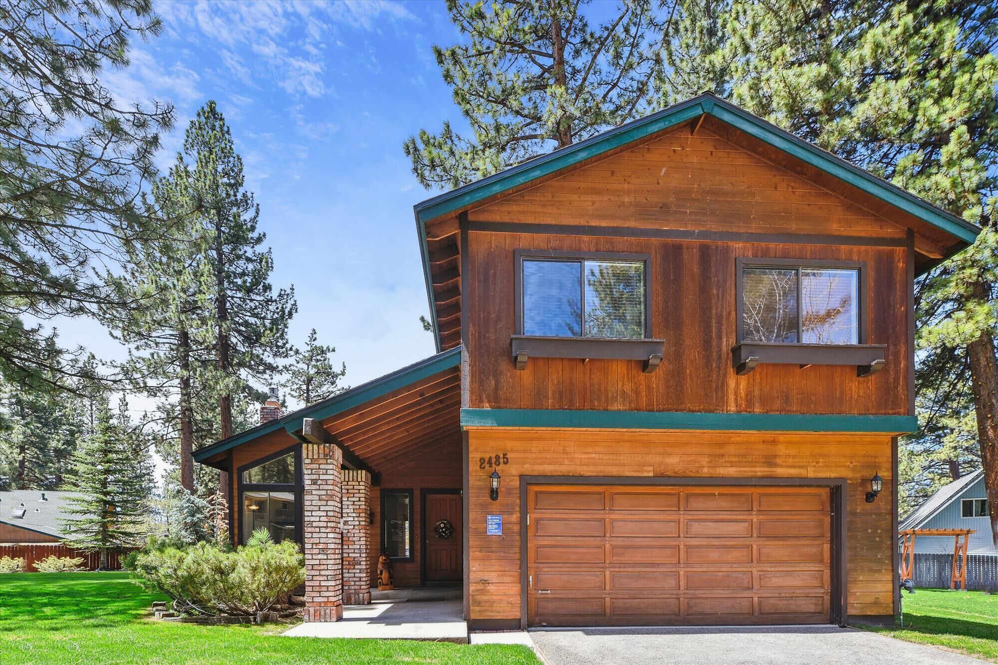 Quiet Cabin in Montgmery Estates with Large Backyard only minutes from the Epicenter of Tahoe!!