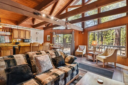 Cozy Secluded Cabin in the Woods steps to the Upper Truckee River, 15 minutes to Heavenly & Nightlife