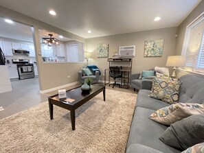 Smart TV, books, stereo - Beautiful & Cozy 2bd/1b Near O’Hare & Metra (MD-W) (Elmwood Park)