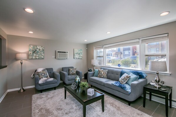 Smart TV, books, stereo - Beautiful & Cozy 2bd/1b Near O’Hare & Metra (MD-W) (Elmwood Park)