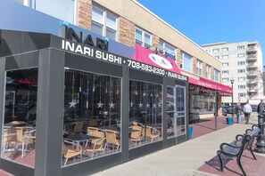 Outdoor dining - Beautiful & Cozy 2bd/1b Near O’Hare & Metra (MD-W) (Elmwood Park)