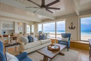 TV - 2 Levels of Ocean Front ★ HUGE Patio ★ AC (San Diego)