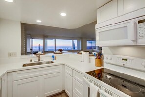 Fridge, microwave, oven, stovetop - Ocean Front! Entire Ground Level w/ Exclusive Patio (San Diego)