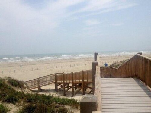 STAY ON THE BEACH! Remodeled 3 bedroom 2 bath w/4 beds +W/D at mile marker 10!