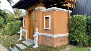 A modern house with a wooden door, a small porch, and two white statues. - Villa Tango with private Pool, Koh Yao Noi  (Ko Yao Noi)