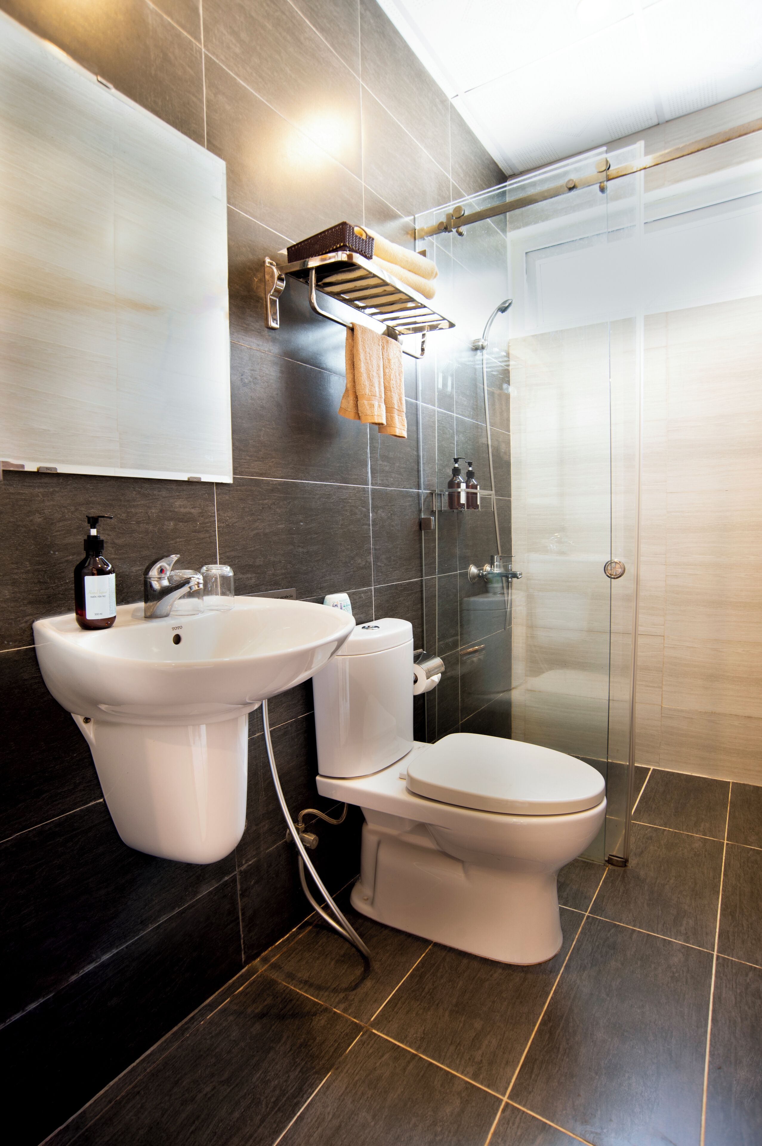 Habitación estándar, 1 cama Queen size, vista a la ciudad | Baño | Regadera, regadera tipo lluvia, amenidades de baño gratuitas 