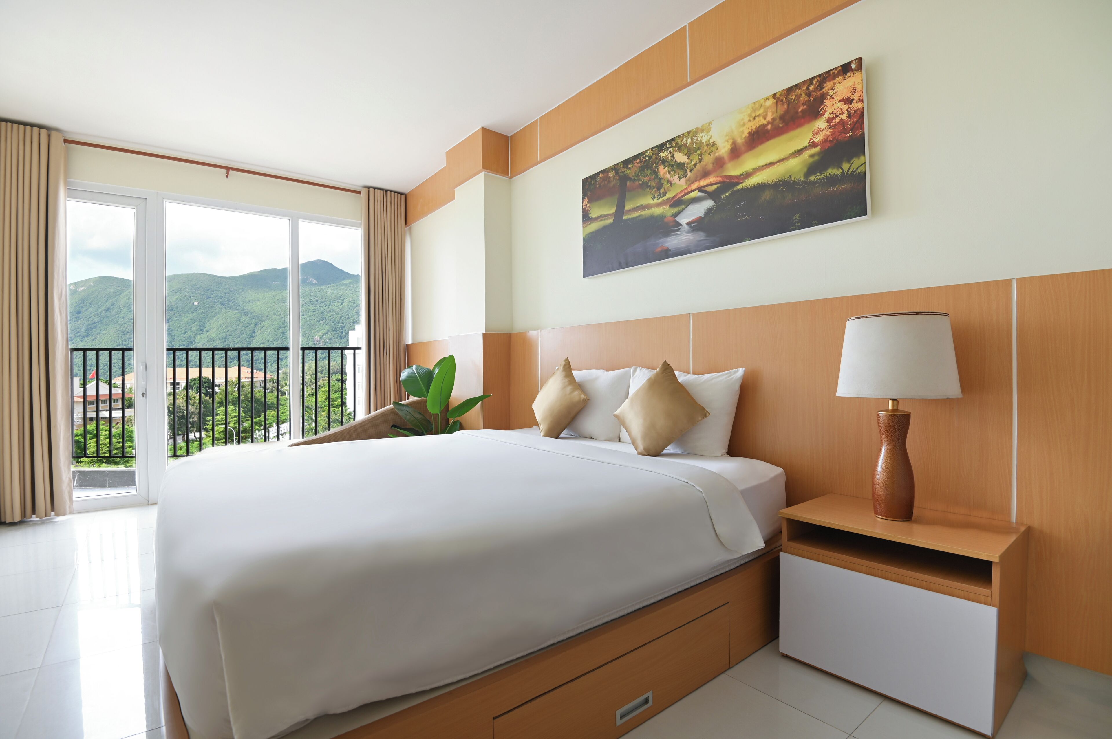 Chambre Deluxe, 1 très grand lit, vue ville | Minibar, coffres-forts dans les chambres, décoration personnalisée