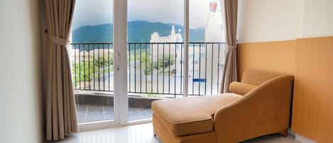 Kamar Superior, 1 Tempat Tidur Queen, pemandangan gunung | Area keluarga | Televisi layar datar 43-inci dengan saluran TV kabel dan TV