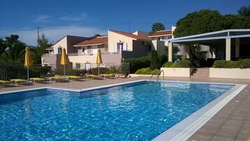 Una piscina al aire libre de temporada (de 09:00 a 19:00), sombrillas