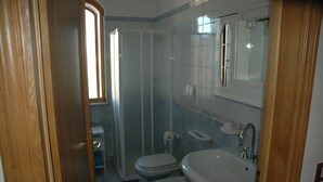 A bathroom with a toilet, bidet, and sink. - Vacation House in S. Maria di Leuca 900m from the sea (CASTRIGNANO DEL CAPO)