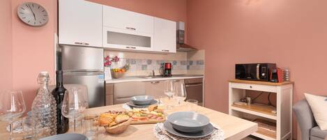 ثلاجة، ميكروويف، فرن، غسالة أطباق