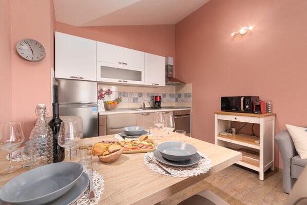 ثلاجة، ميكروويف، فرن، غسالة أطباق