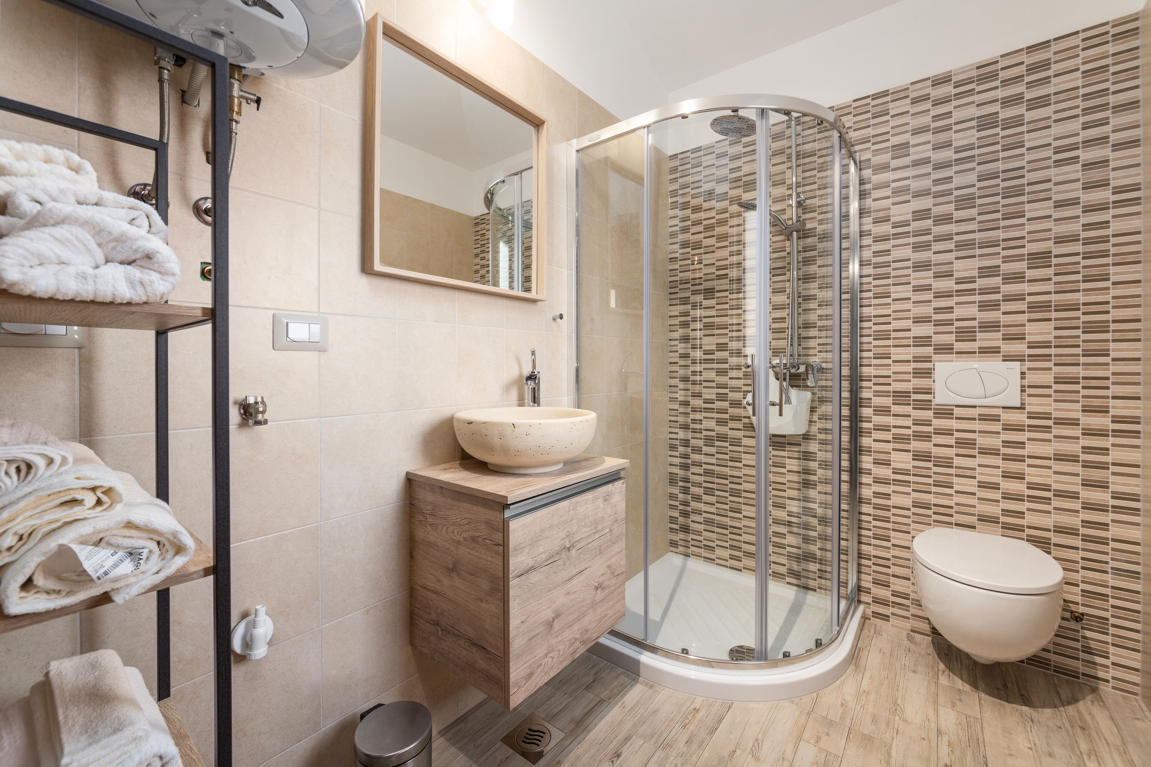 Douche, serviettes fournies, savon