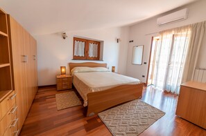 1 slaapkamer, een strijkplank/strijkijzer, wifi, beddengoed