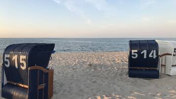 In Strandnähe, Liegestühle, Strandtücher