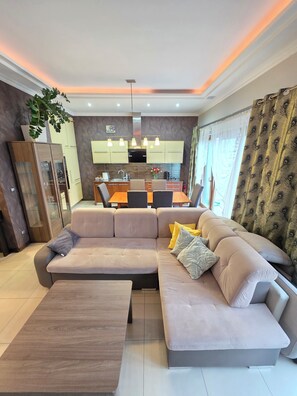 Fernseher, Tischfußball, Tischtennisplatte