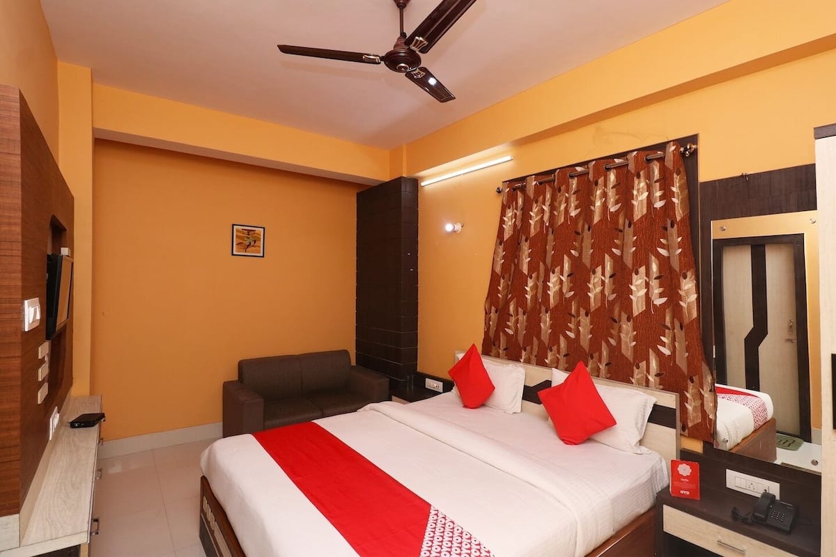 In-room safe, desk, laptop workspace, soundproofing