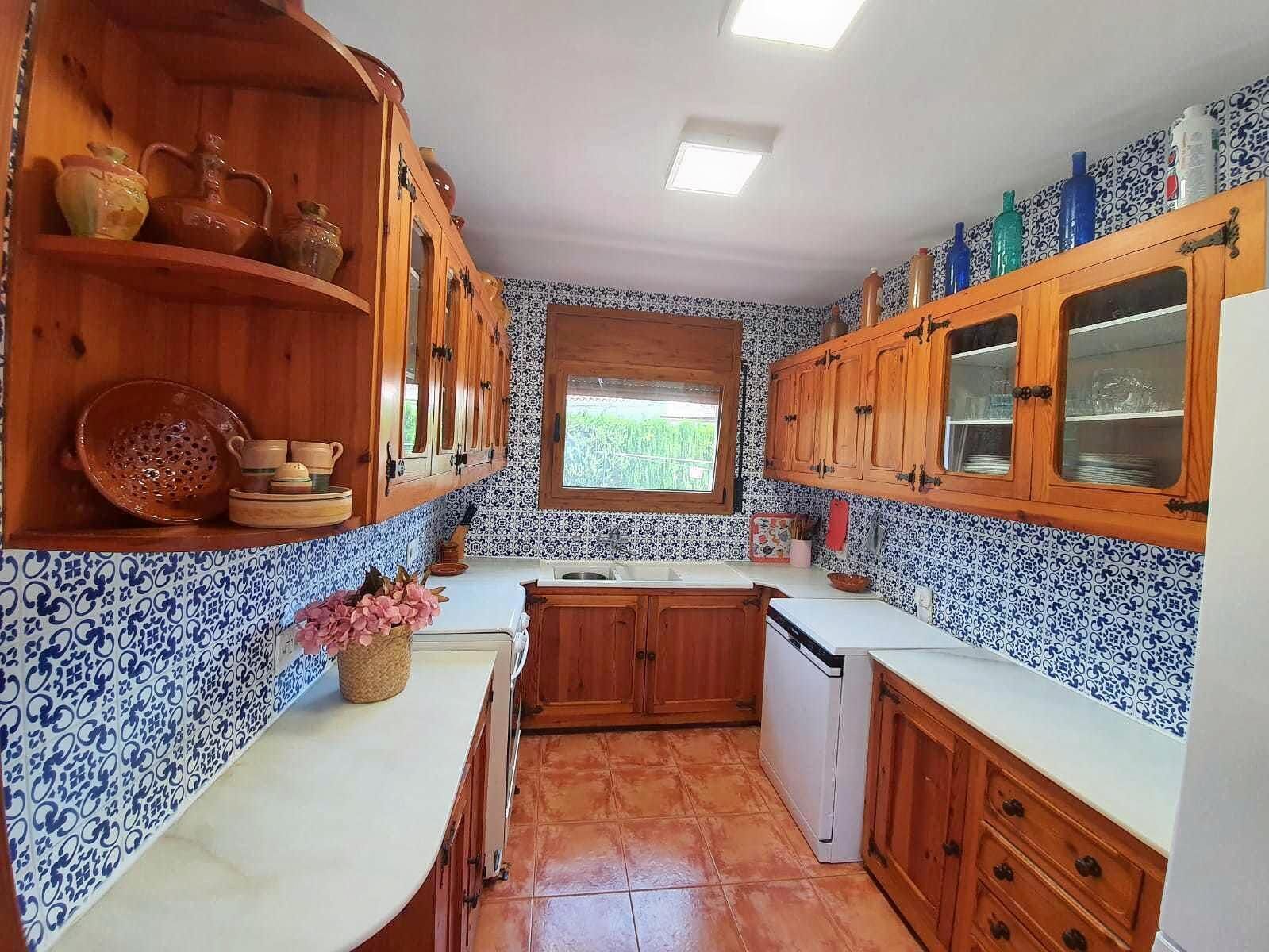 Mikroaaltouuni, uuni, astianpesukone, kahvin-/teenkeitin