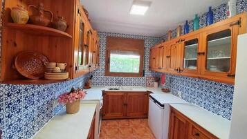 Mikroaaltouuni, uuni, astianpesukone, kahvin-/teenkeitin