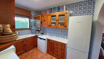 Mikrowelle, Ofen, Geschirrspüler, Wasserkocher mit Kaffee-/Teezubehör