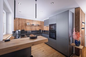 Frigorifero, forno, piano cottura, lavastoviglie