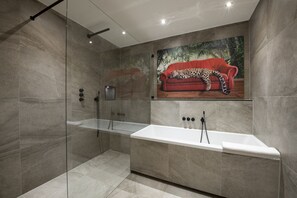 Haartrockner, HandtĂŒcher, Seife, Shampoo