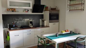 Fridge, oven, stovetop, coffee/tea maker