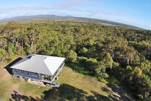 Beautifully located apartment, seconds to the bush, minutes from the beach 