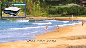 Une scène de plage avec une maison au premier plan et une vue dégagée sur l’océan.