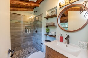 Duschwanne, Haartrockner, Seife, Shampoo