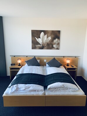 Comfort Double Room, Non Smoking | Hypo-allergenic bedding, in-room safe, desk, laptop workspace