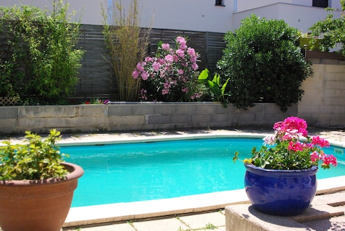 Quiet south-facing villa with pool, close to the sea