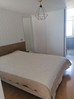 3 chambres, fer et planche à repasser, Wi-Fi, draps fournis