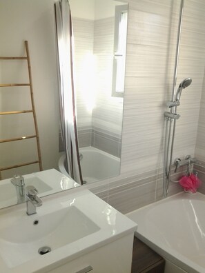 Bathtub, hair dryer
