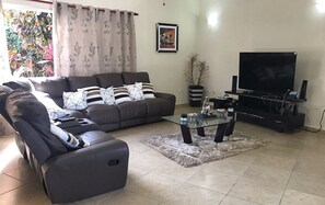 Télévision, baby-foot