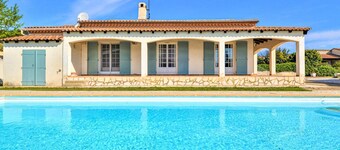 Family villa with pool between Provence and Camargue
