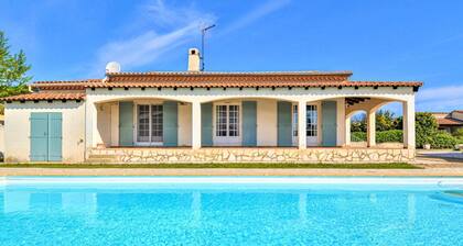 Family villa with pool between Provence and Camargue