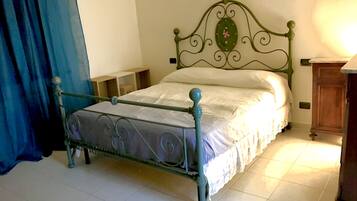 1 slaapkamer, een strijkplank/strijkijzer, reisbedje, beddengoed