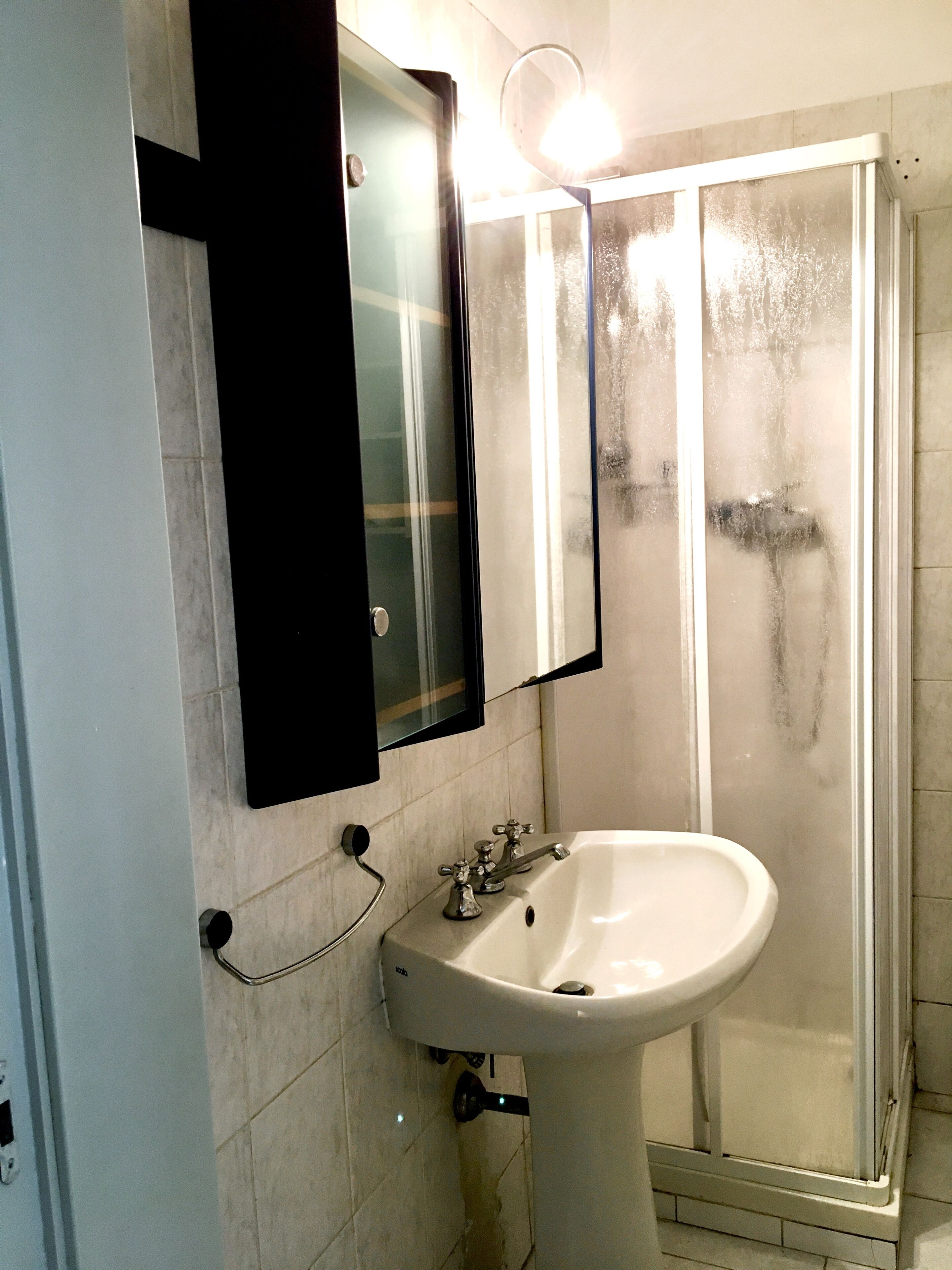 Een douche, een haardroger, een bidet, handdoeken