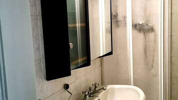 Een douche, een haardroger, een bidet, handdoeken